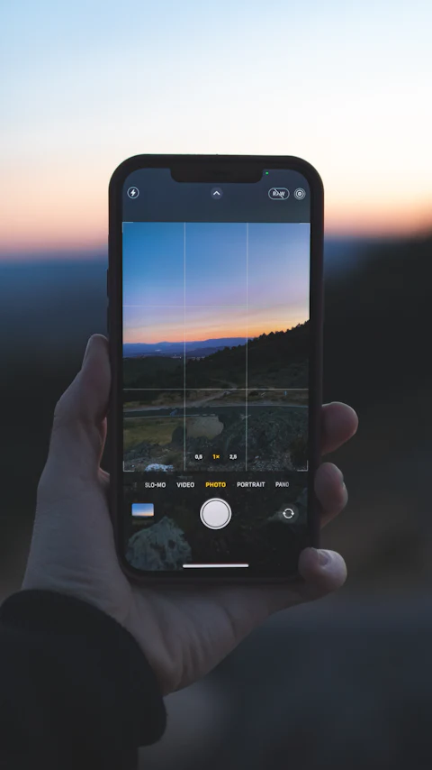 Celular grabando un atardecer