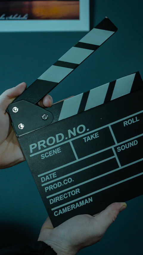 Claqueta de cine en las manos de alguien del equipo