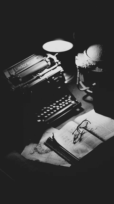 Máquina de escribir antigua en blanco y negro